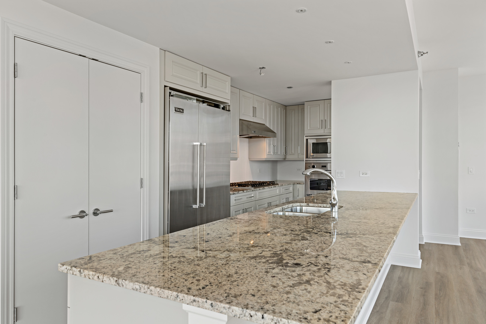 2 W Delaware Place Unit: 2505-06