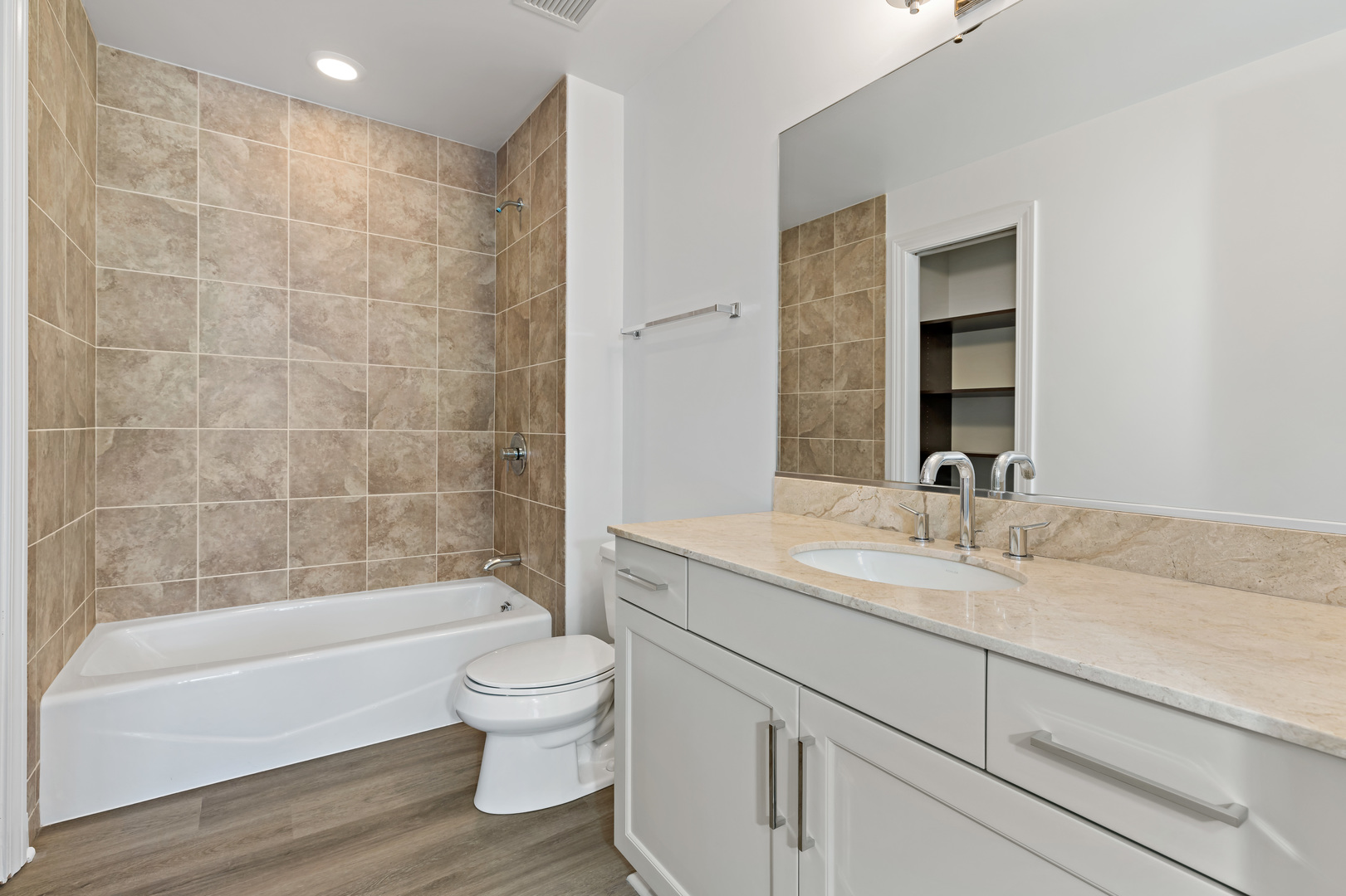 2 W Delaware Place Unit: 2505-06