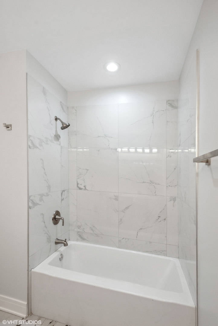 5411 N Campbell Avenue Unit: 2R