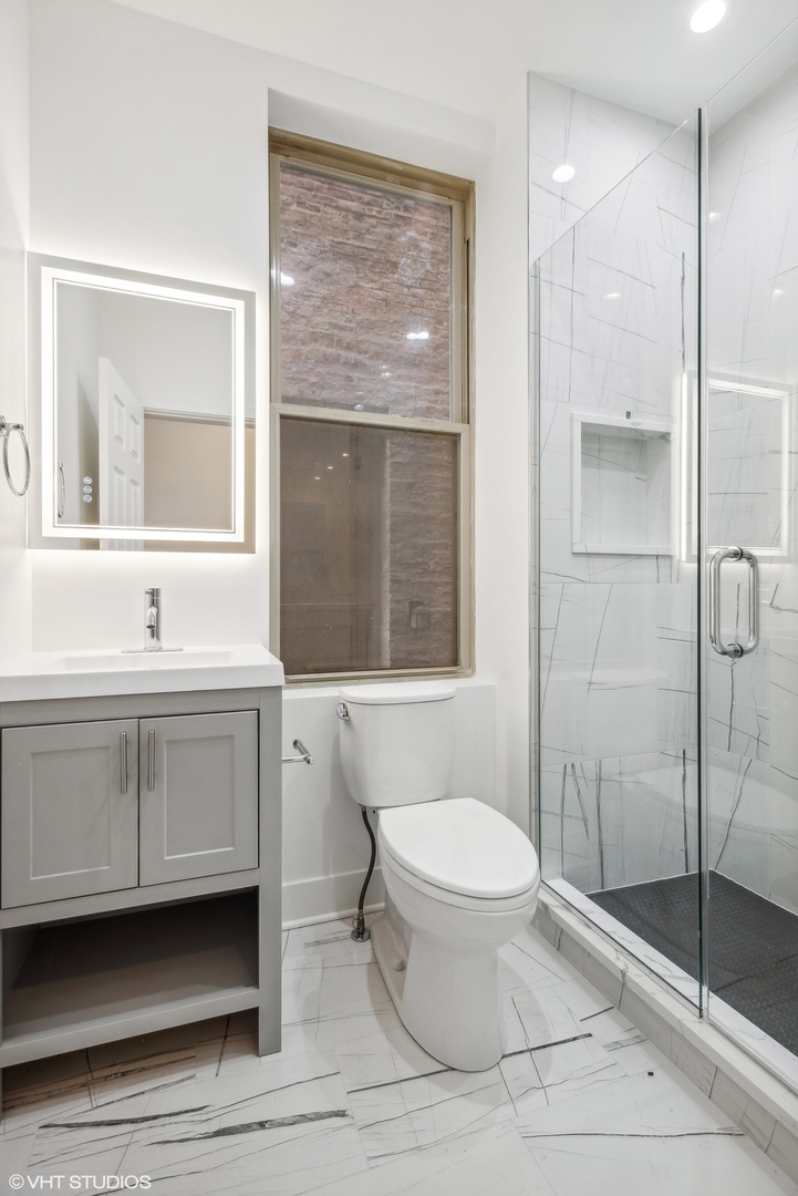 1114 N Wolcott Avenue Unit: 2R