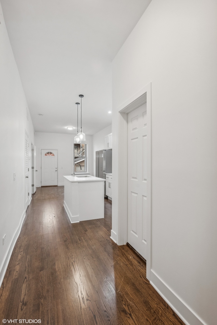 1114 N Wolcott Avenue Unit: 2R