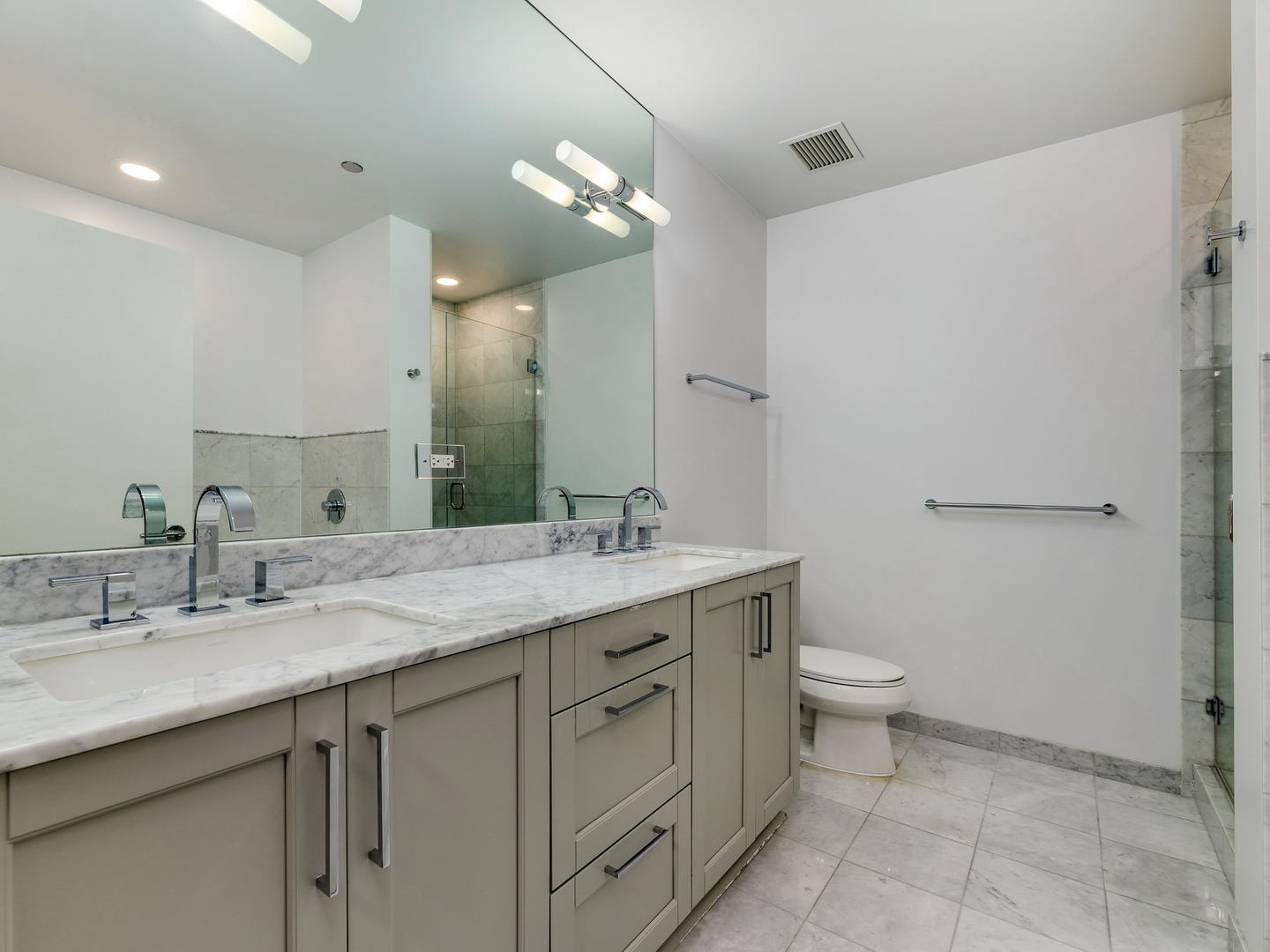 2 W Delaware Place Unit: 2403