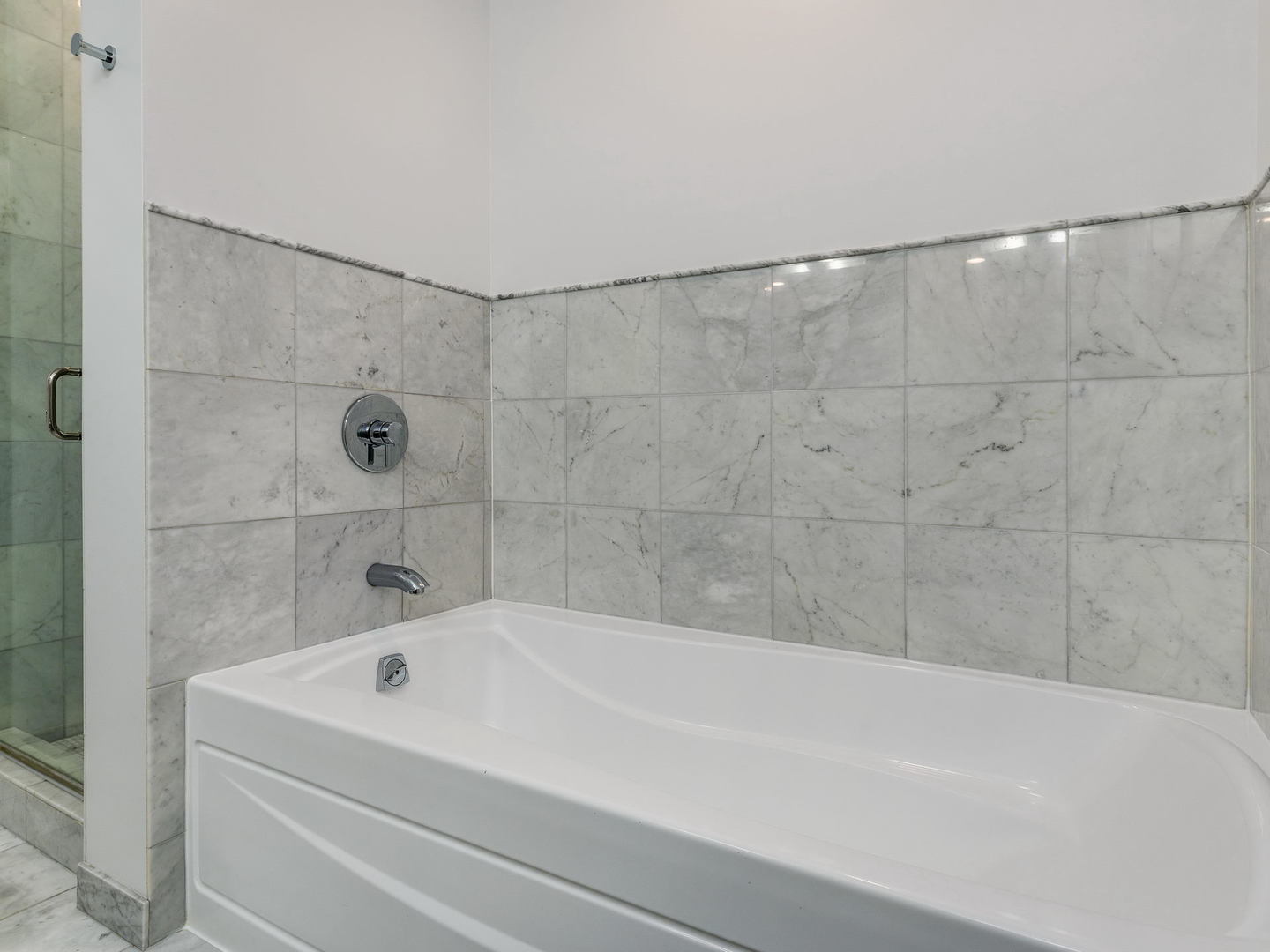 2 W Delaware Place Unit: 2403