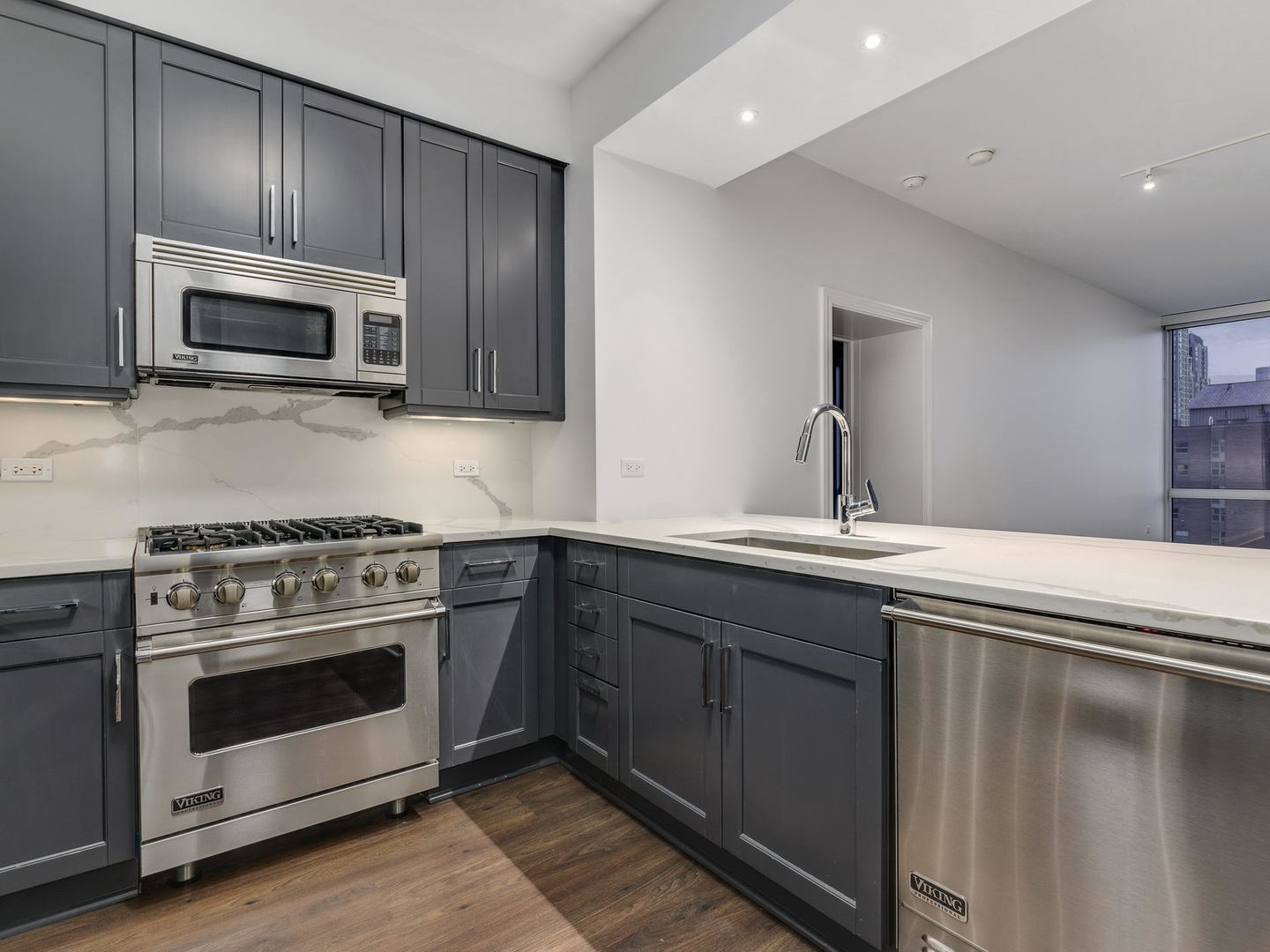2 W Delaware Place Unit: 2403