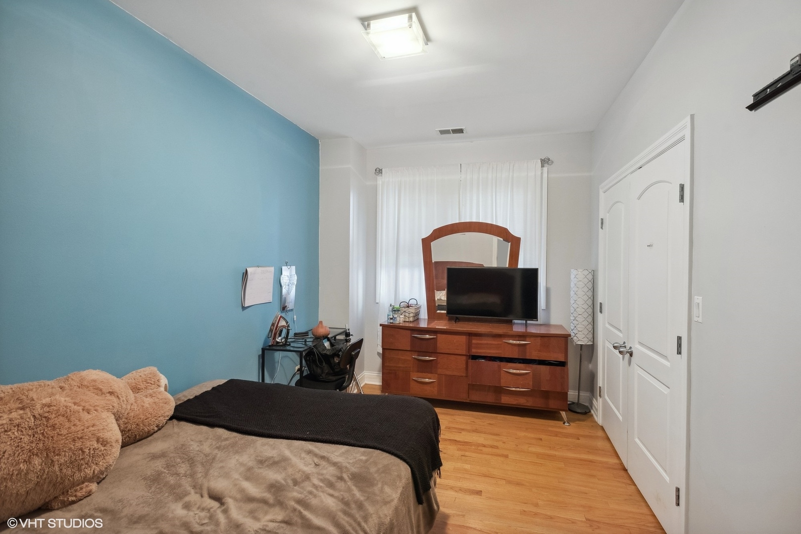 558 E Oakwood Boulevard Unit: 2W