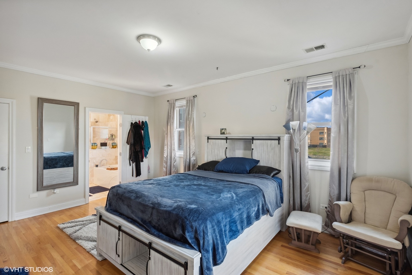 558 E Oakwood Boulevard Unit: 2W