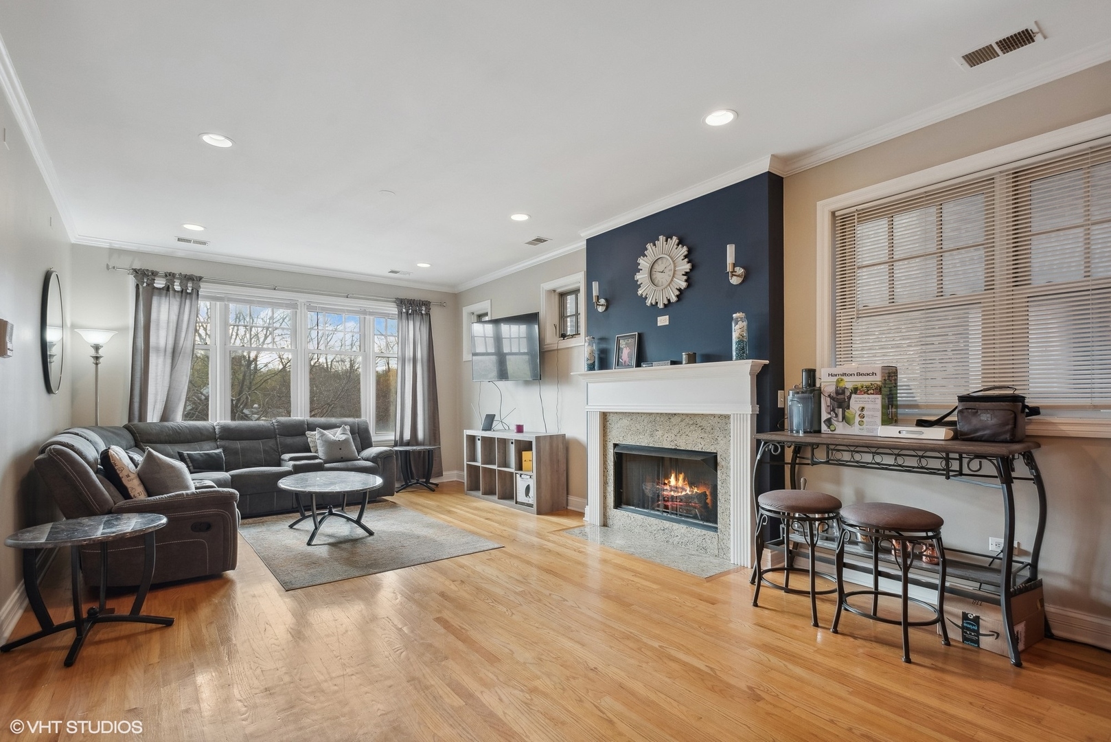 558 E Oakwood Boulevard Unit: 2W