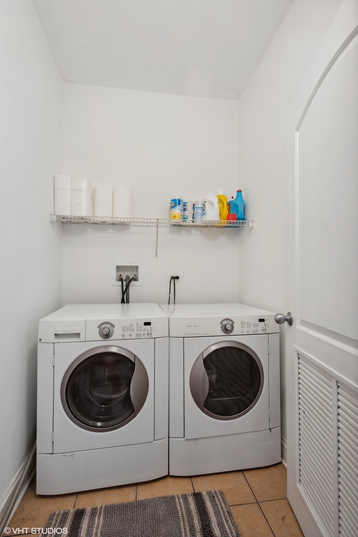 558 E Oakwood Boulevard Unit: 2W