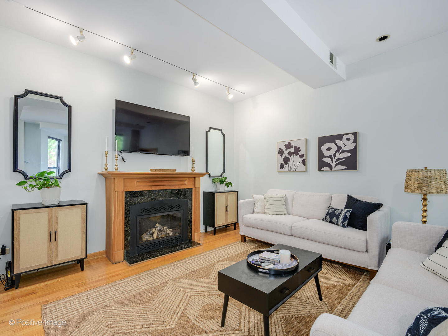 1059 W Wrightwood Avenue