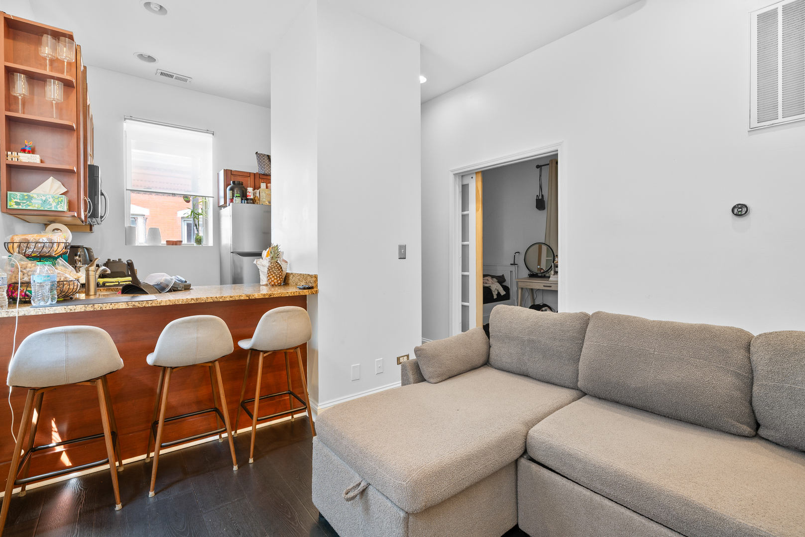 524 N ARMOUR Street Unit: 2W