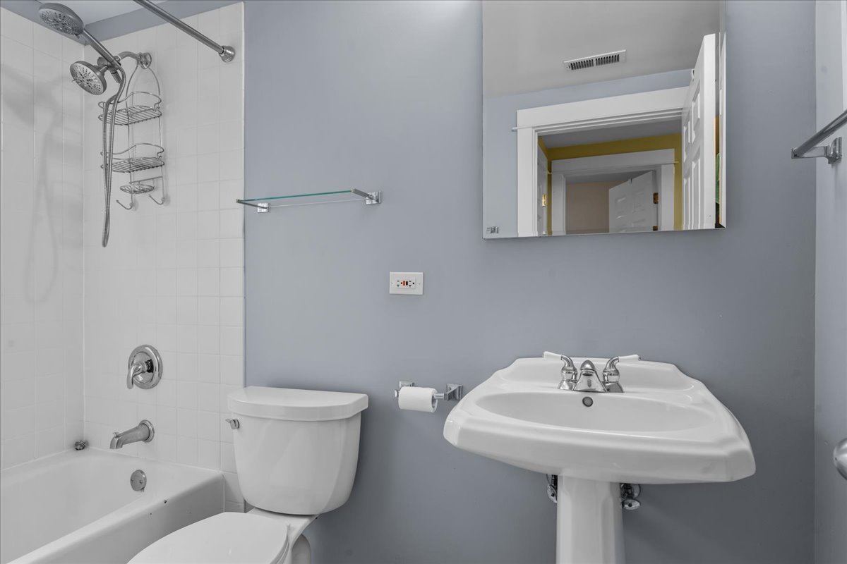 1112 Main Street Unit: 3E