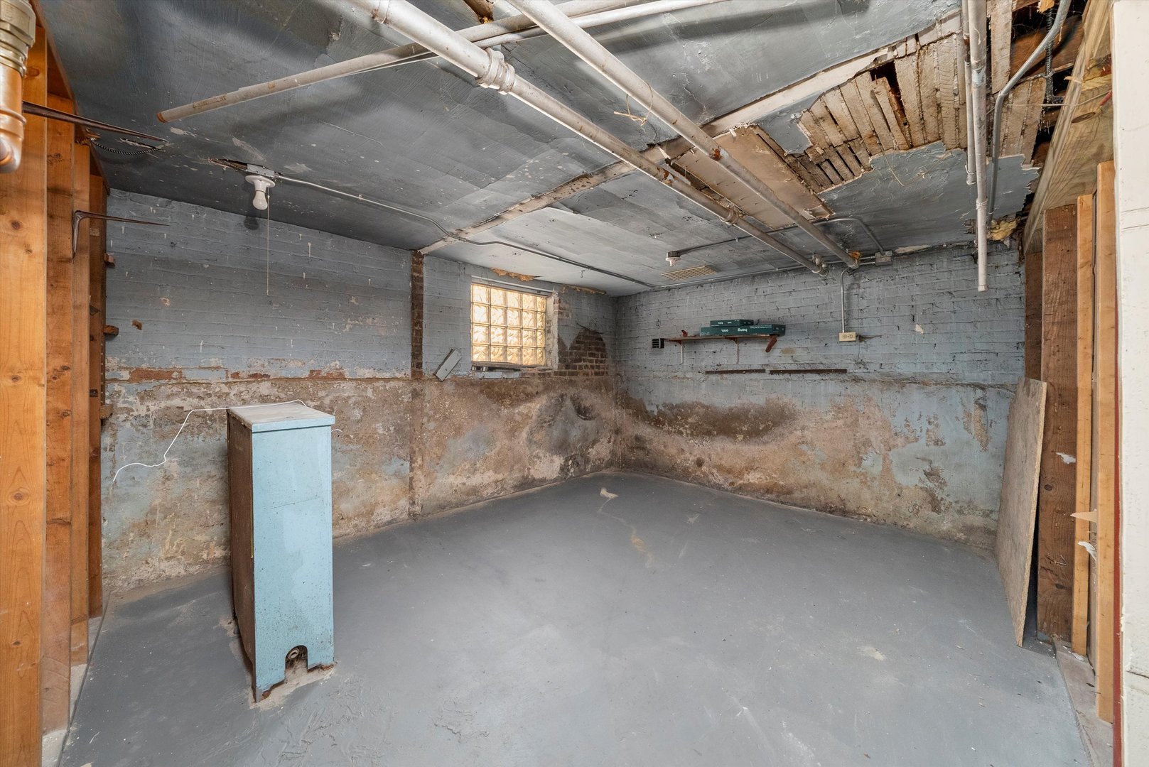 7643 S Paxton Avenue