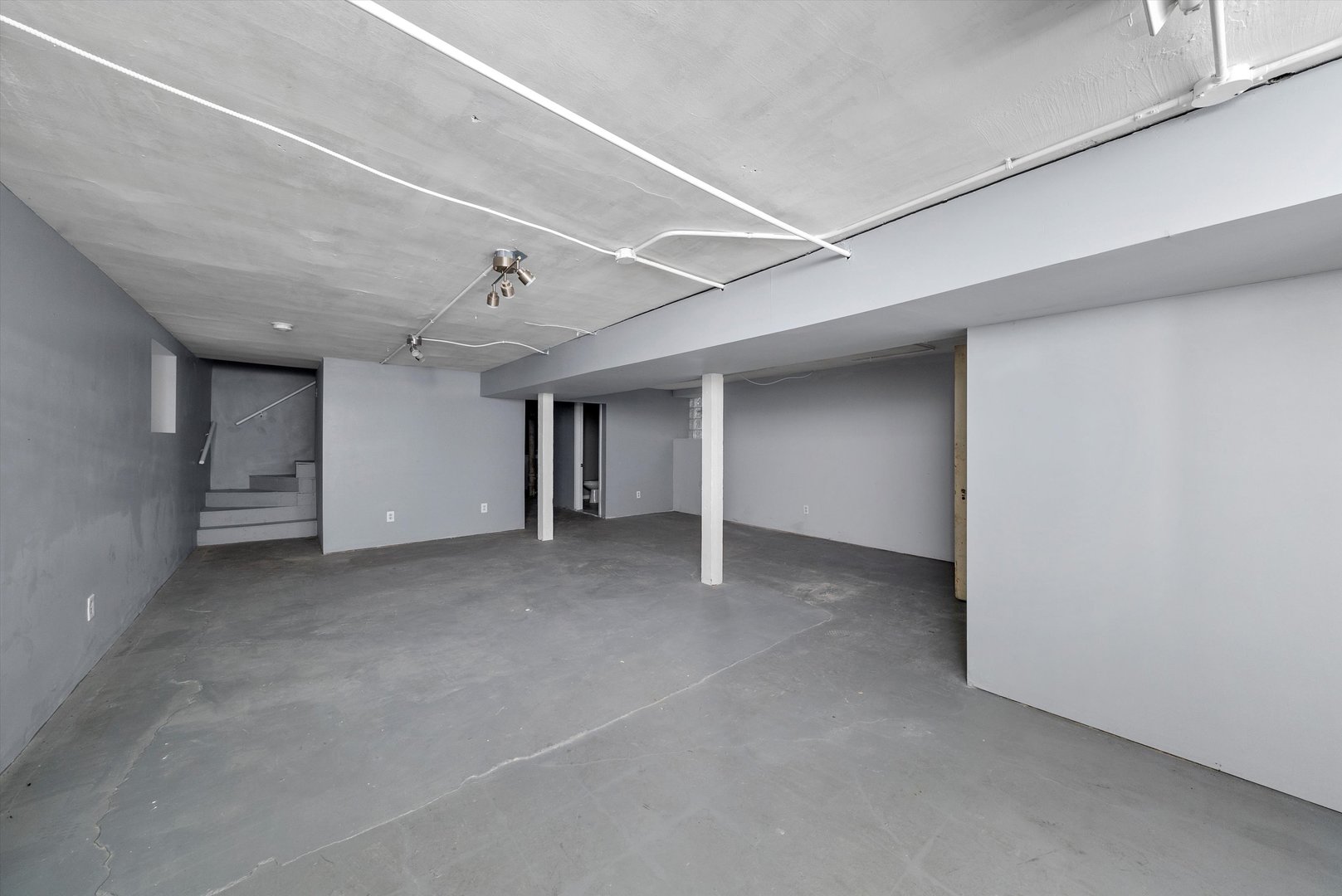 7643 S Paxton Avenue