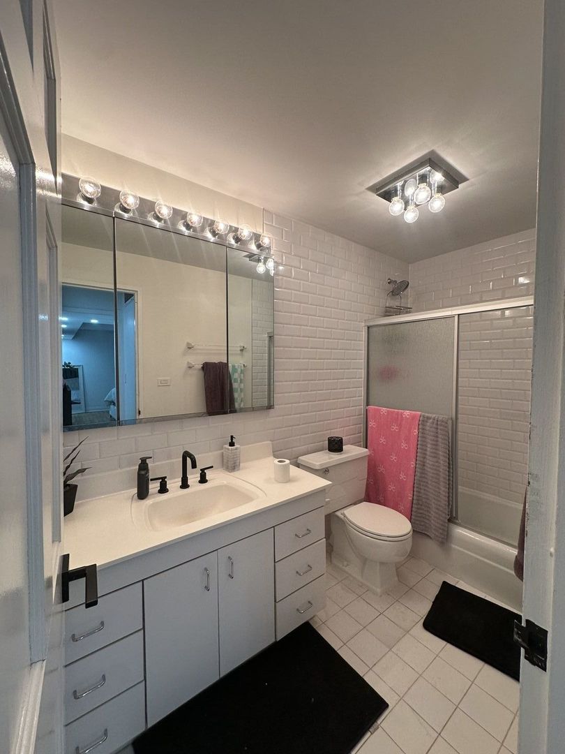 201 E Chestnut Street Unit: 11E