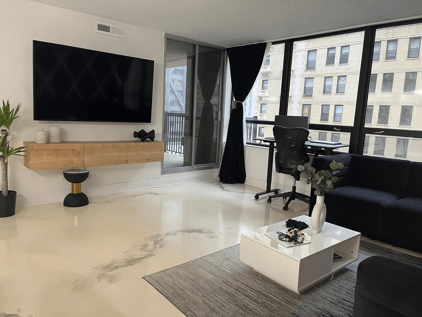 201 E Chestnut Street Unit: 11E