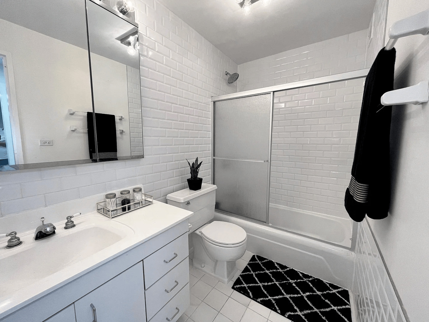 201 E Chestnut Street Unit: 11E