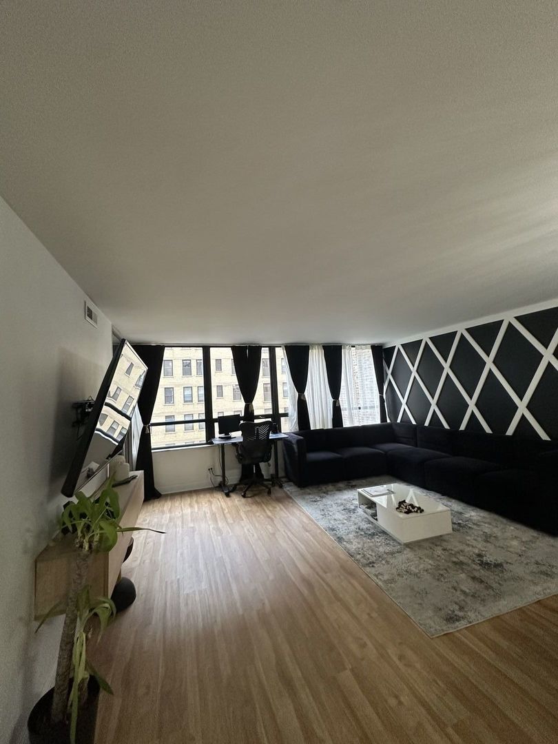 201 E Chestnut Street Unit: 11E