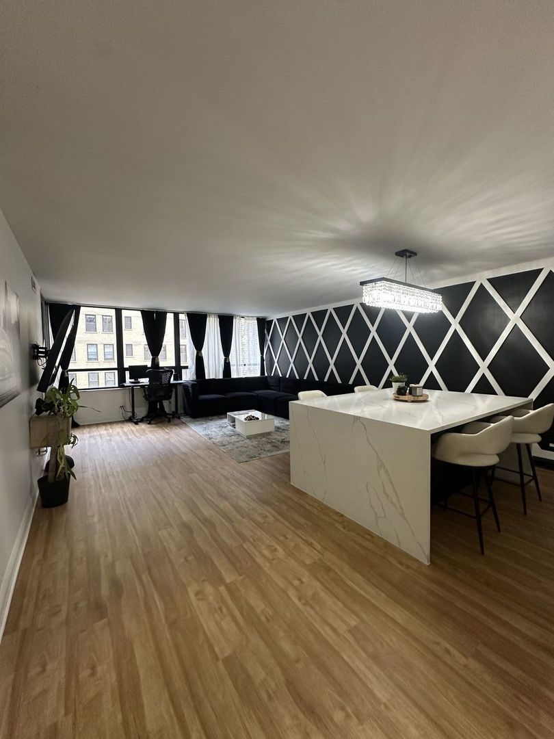201 E Chestnut Street Unit: 11E