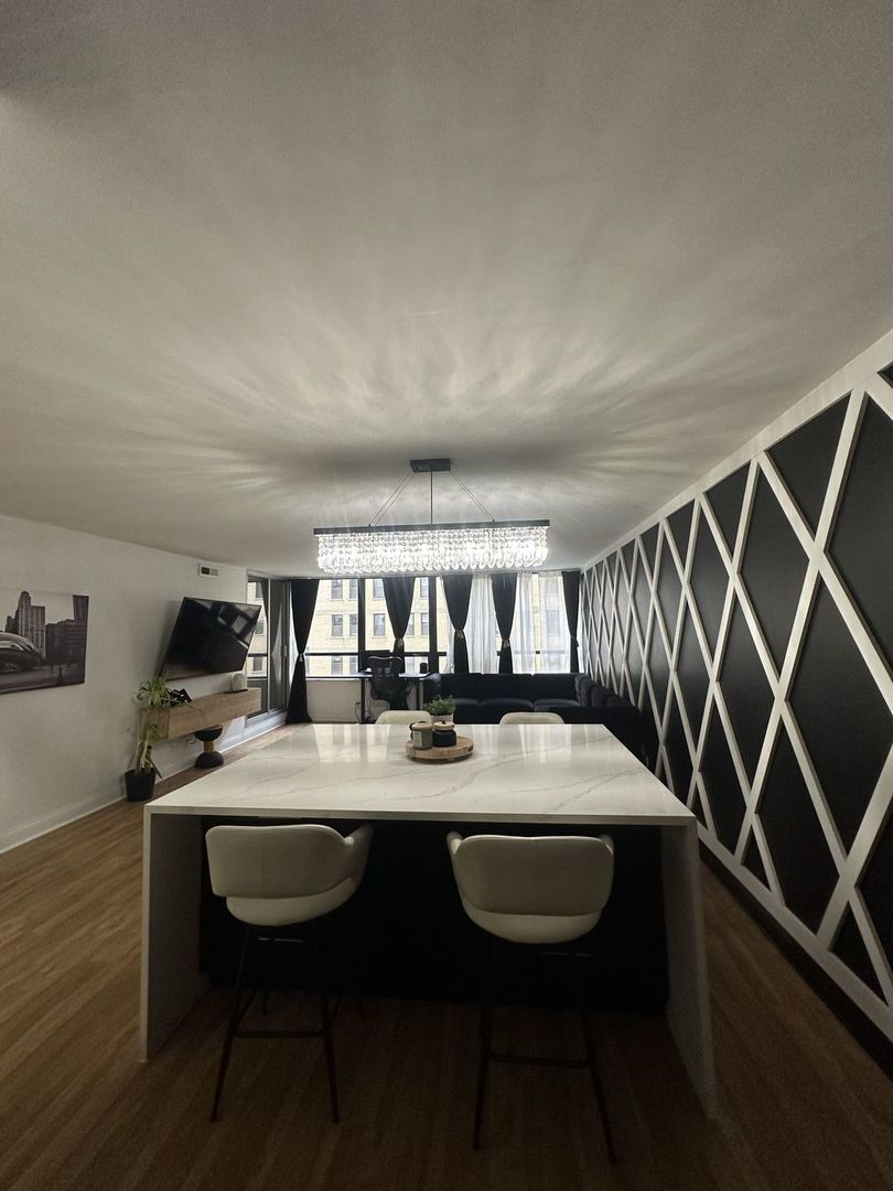 201 E Chestnut Street Unit: 11E