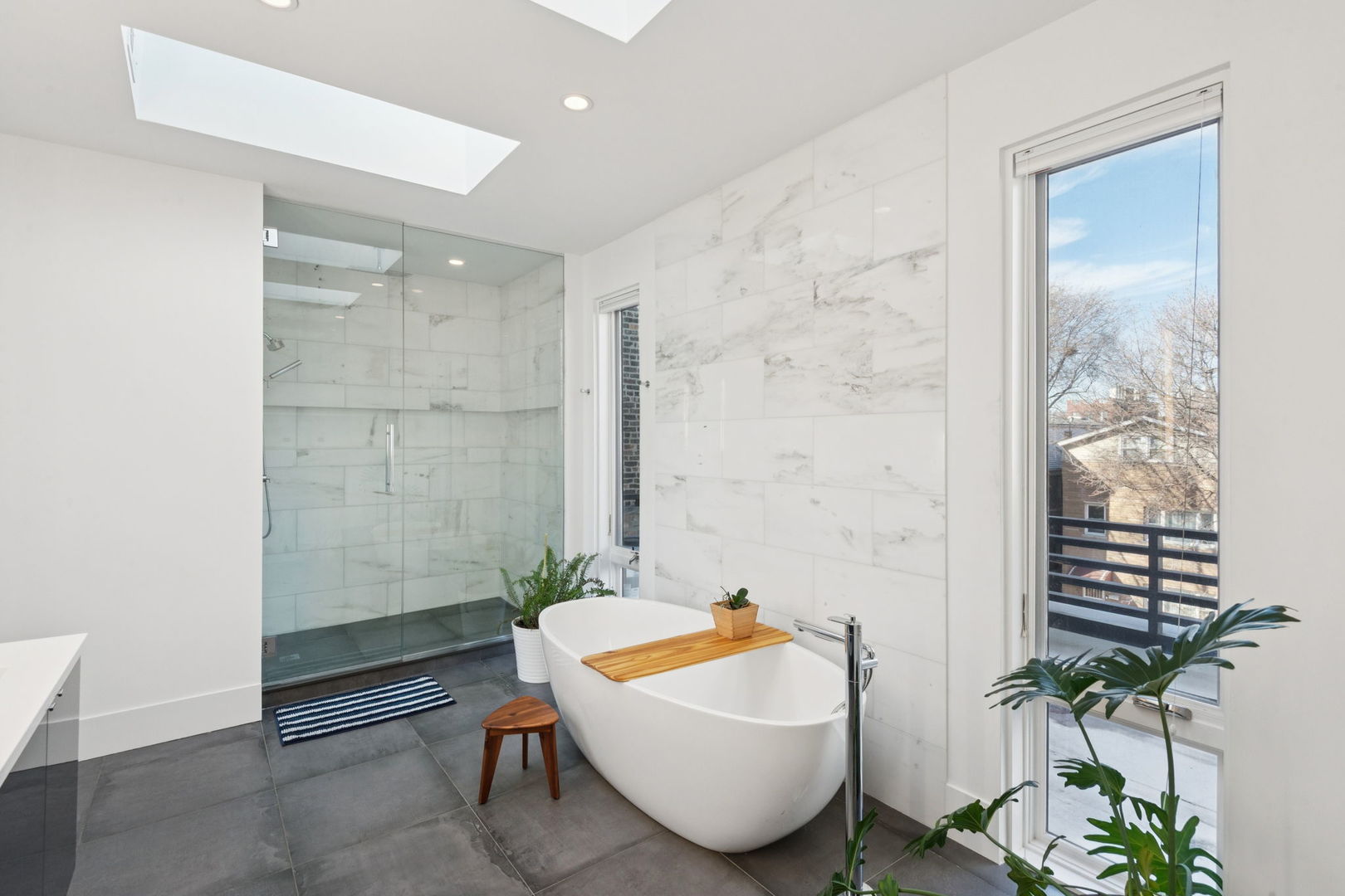 2629 W Superior Street