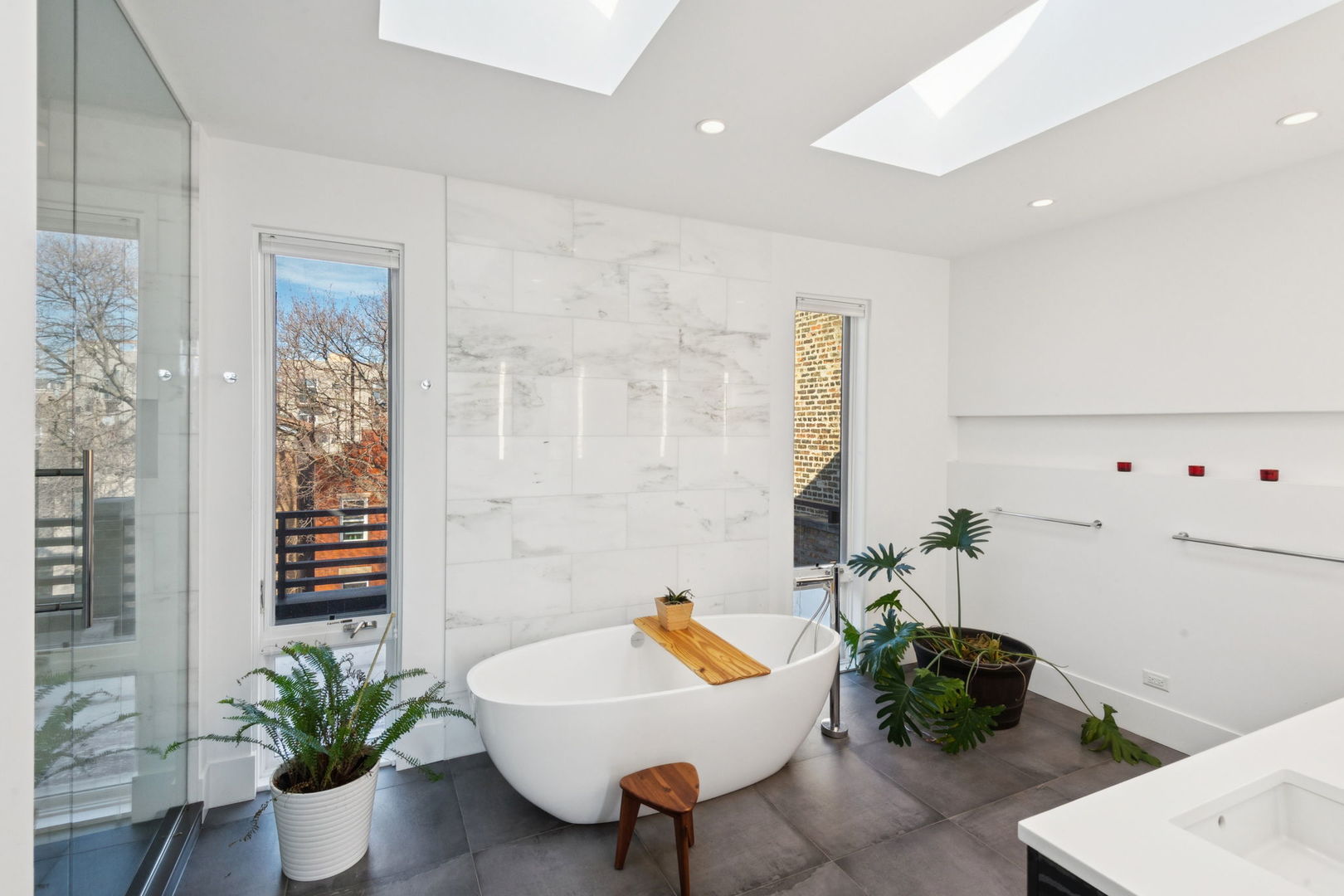 2629 W Superior Street