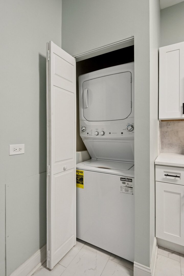 903 W Addison Street Unit: 1