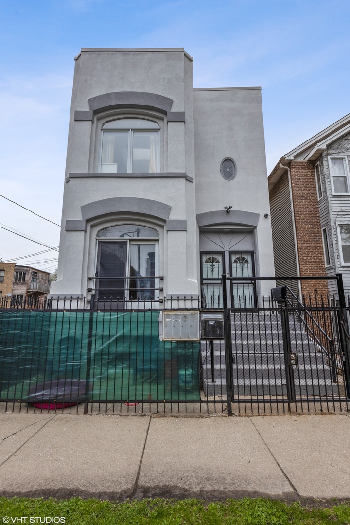 2042 W Crystal Street Unit: 2R