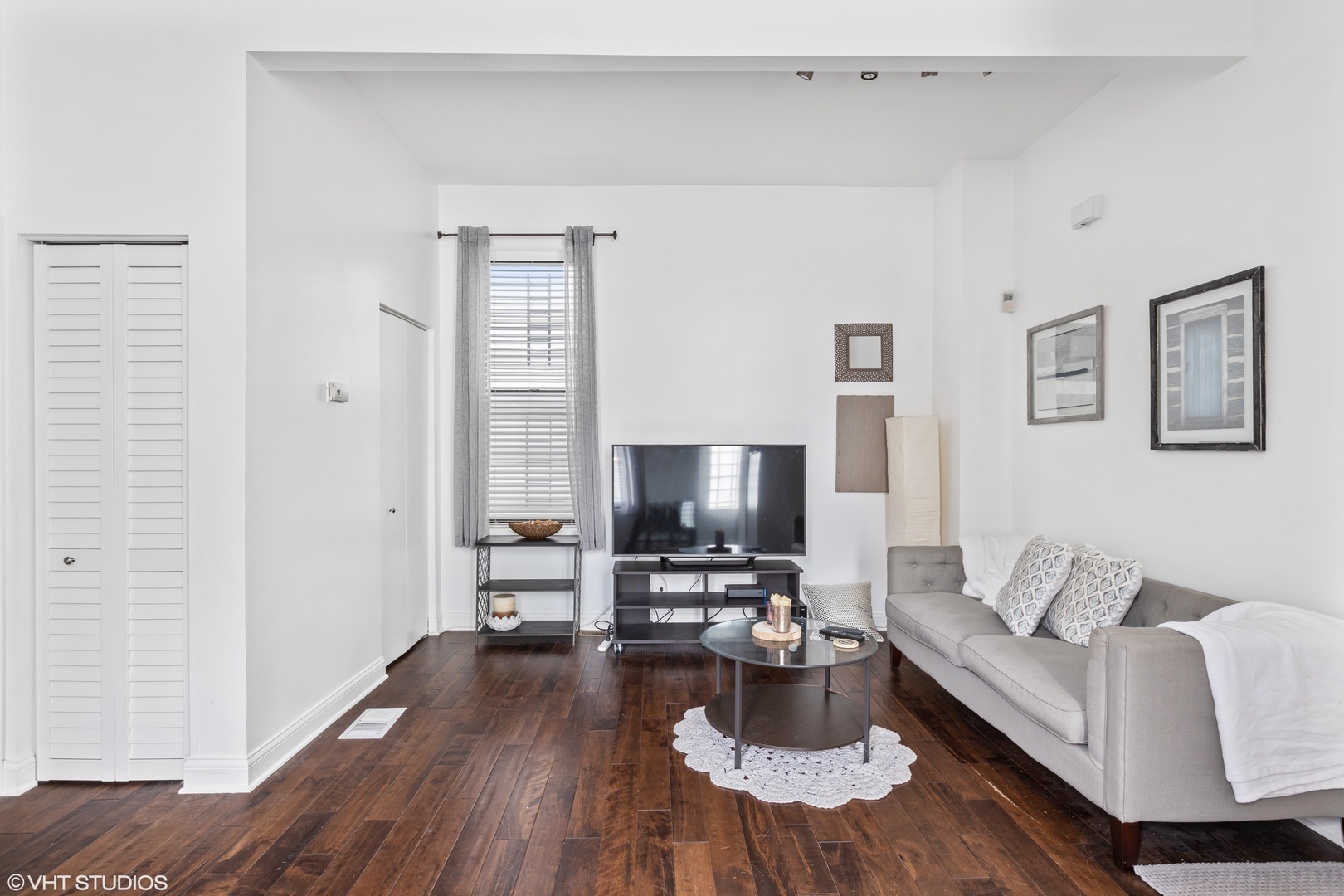 2042 W Crystal Street Unit: 2R