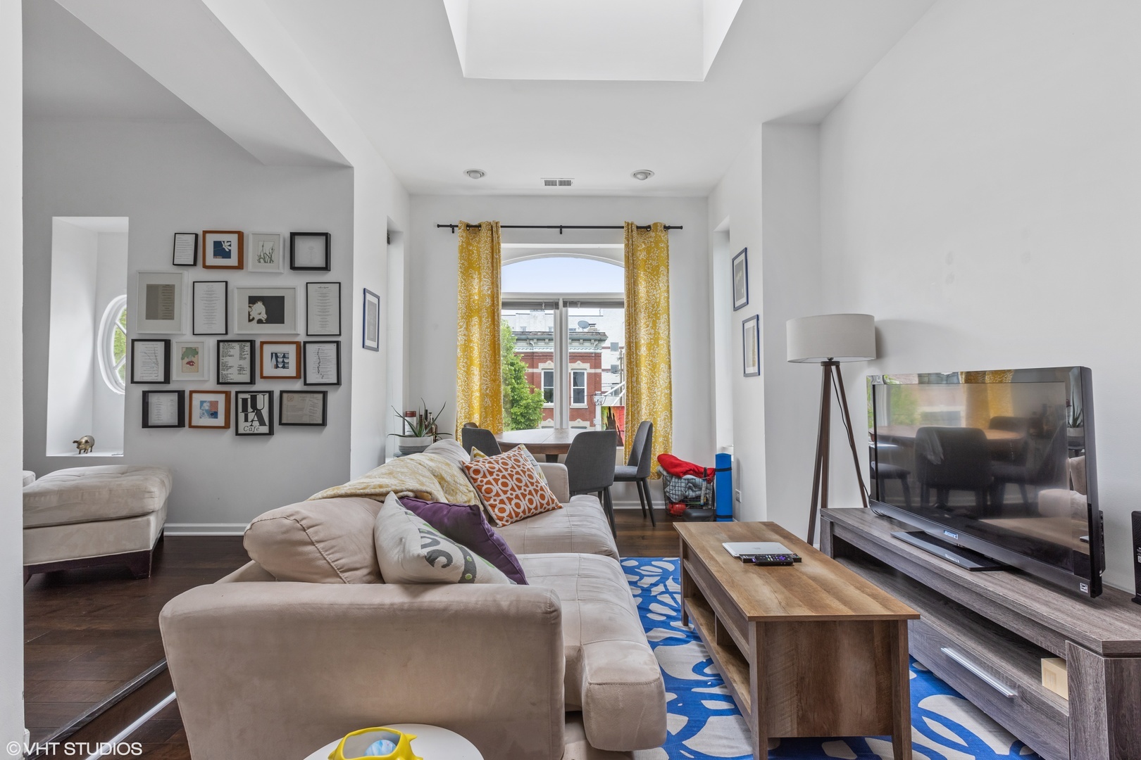 2042 W Crystal Street Unit: 2F