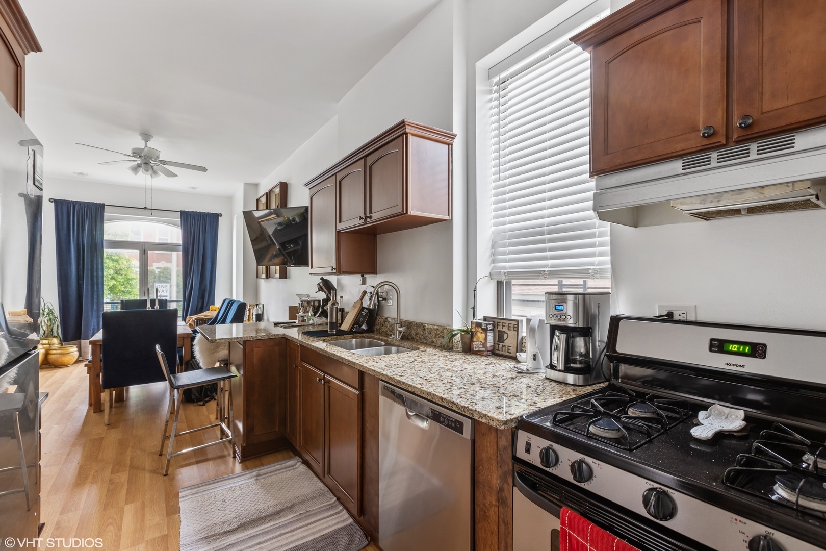 2042 W Crystal Street Unit: 2F