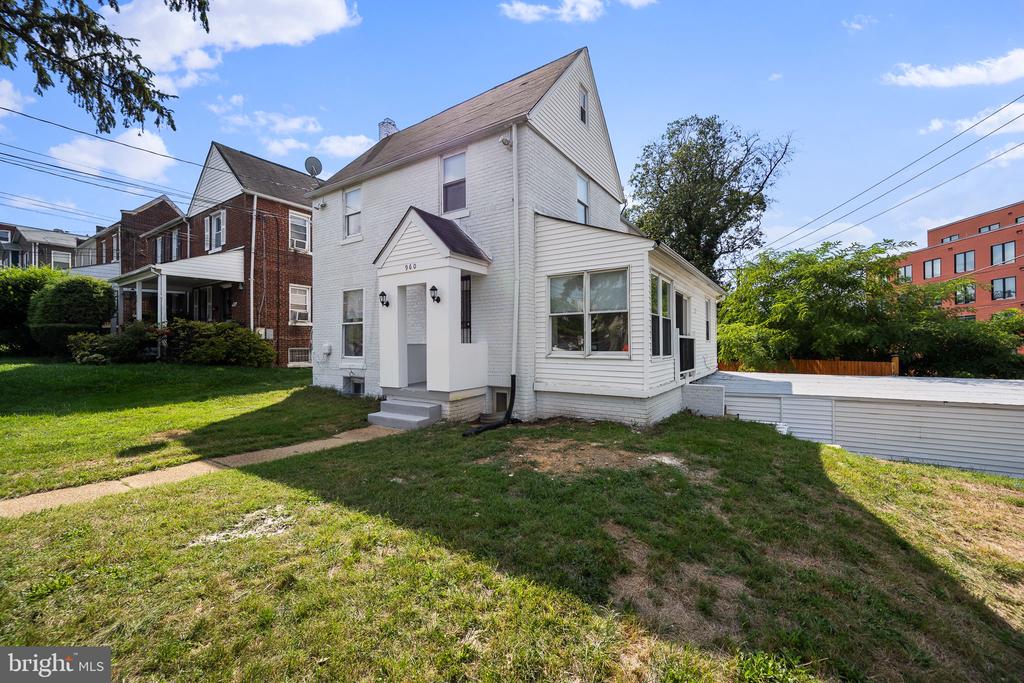 960 DIVISION AVENUE NE
