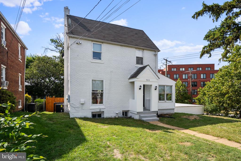 960 DIVISION AVENUE NE