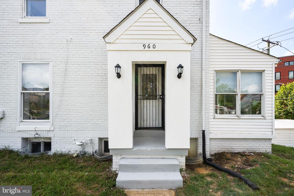 960 DIVISION AVENUE NE