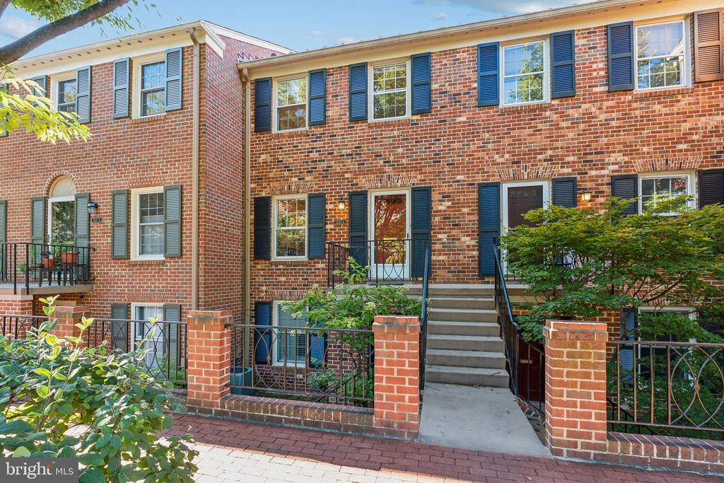 3205 SUTTON PLACE NW Unit: A