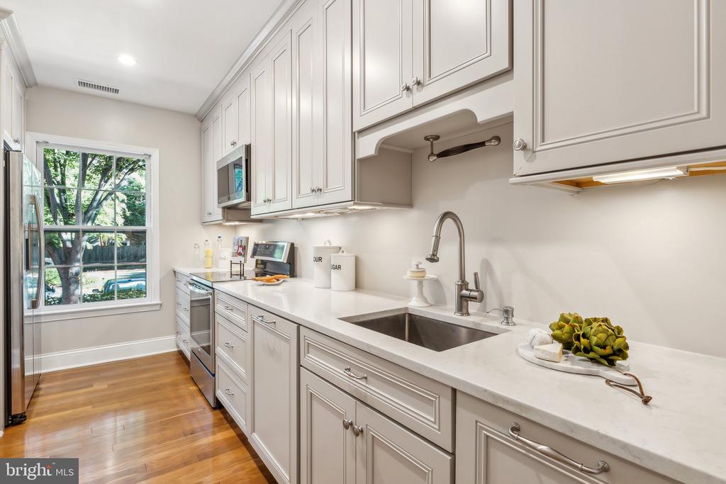 3205 SUTTON PLACE NW Unit: A