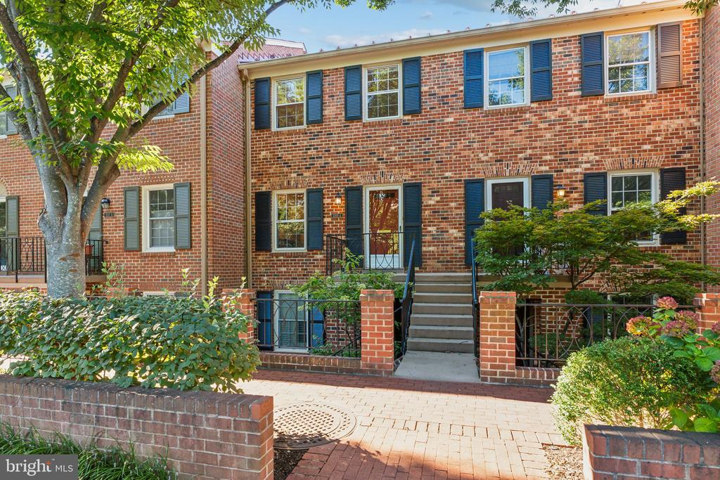 3205 SUTTON PLACE NW Unit: A