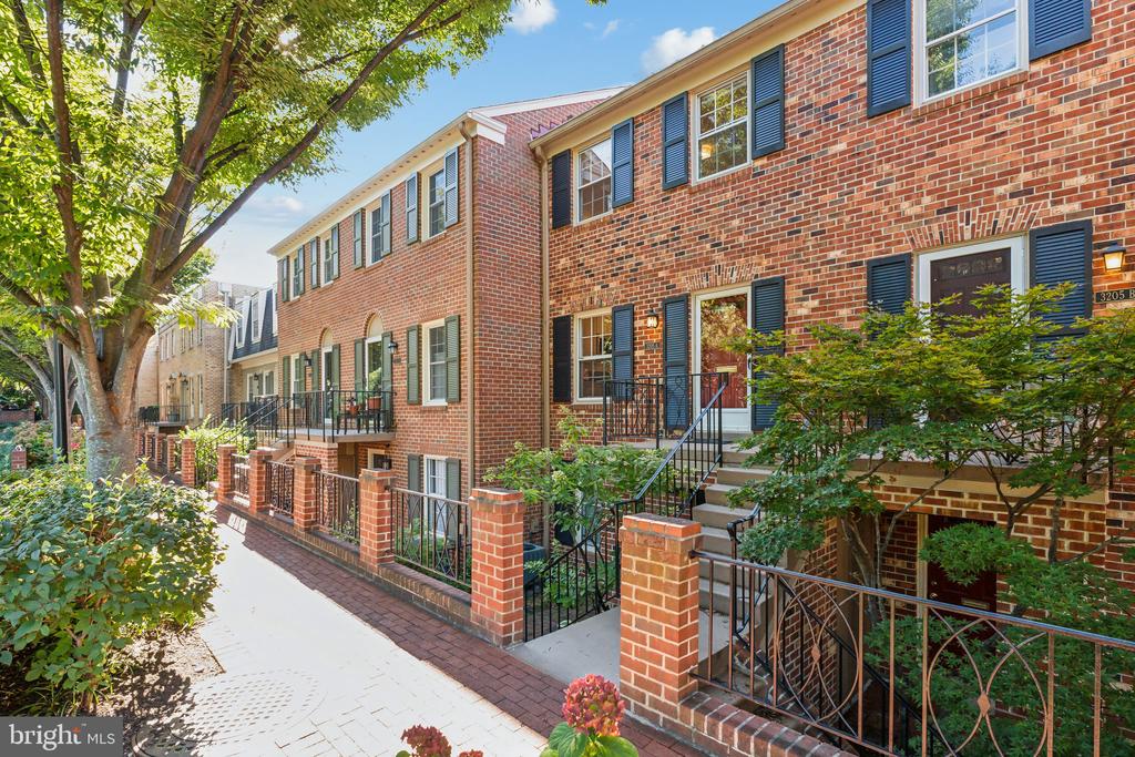 3205 SUTTON PLACE NW Unit: A