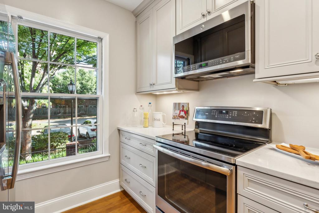3205 SUTTON PLACE NW Unit: A