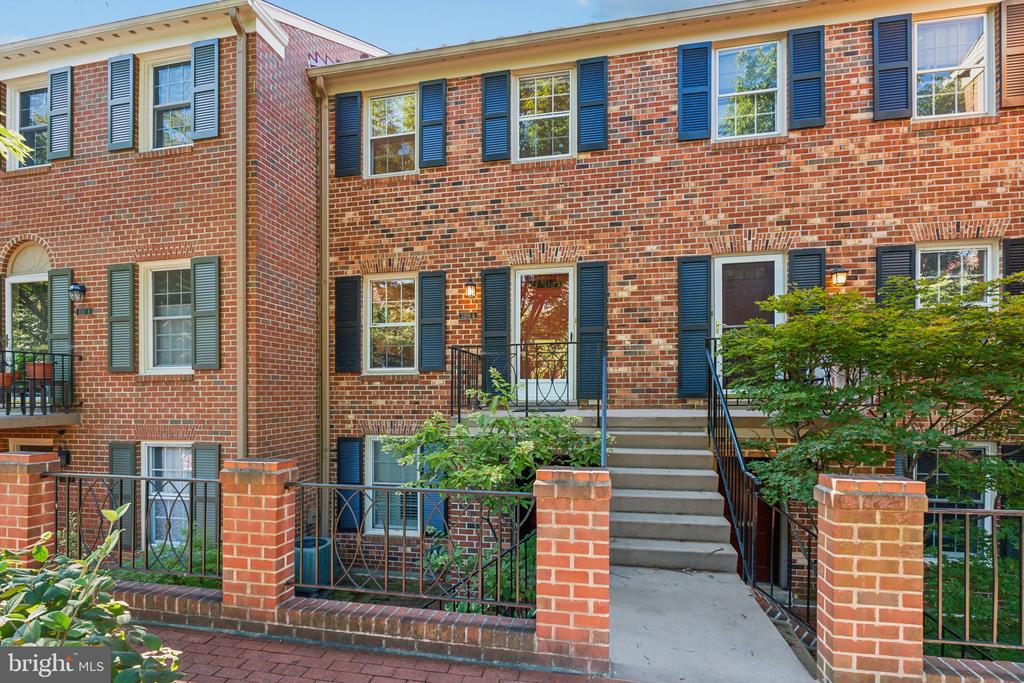 3205 SUTTON PLACE NW Unit: A