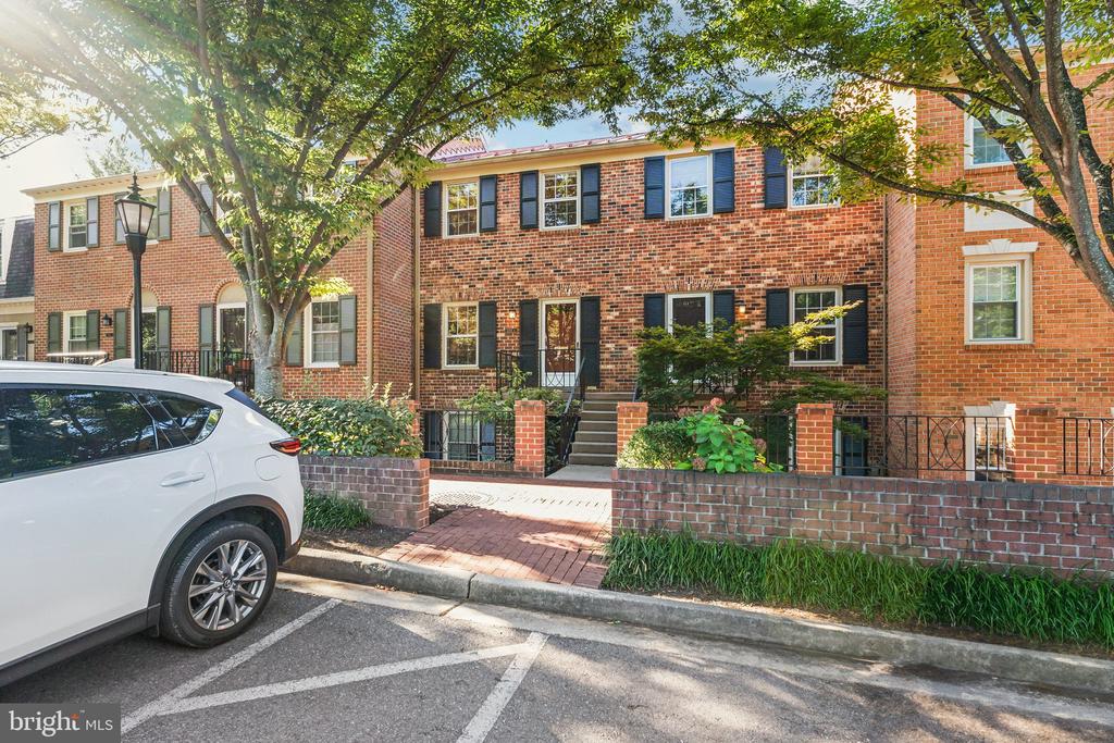 3205 SUTTON PLACE NW Unit: A