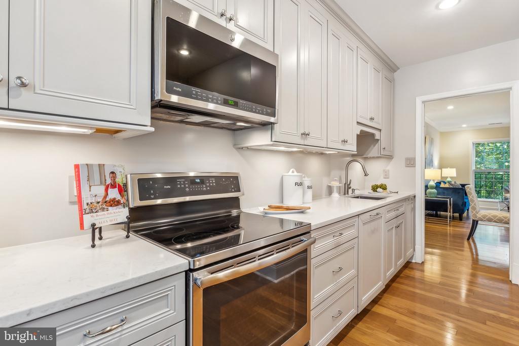 3205 SUTTON PLACE NW Unit: A