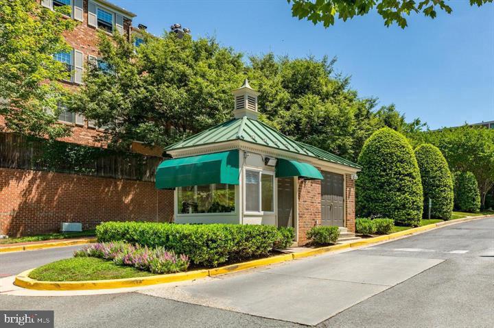 3205 SUTTON PLACE NW Unit: A