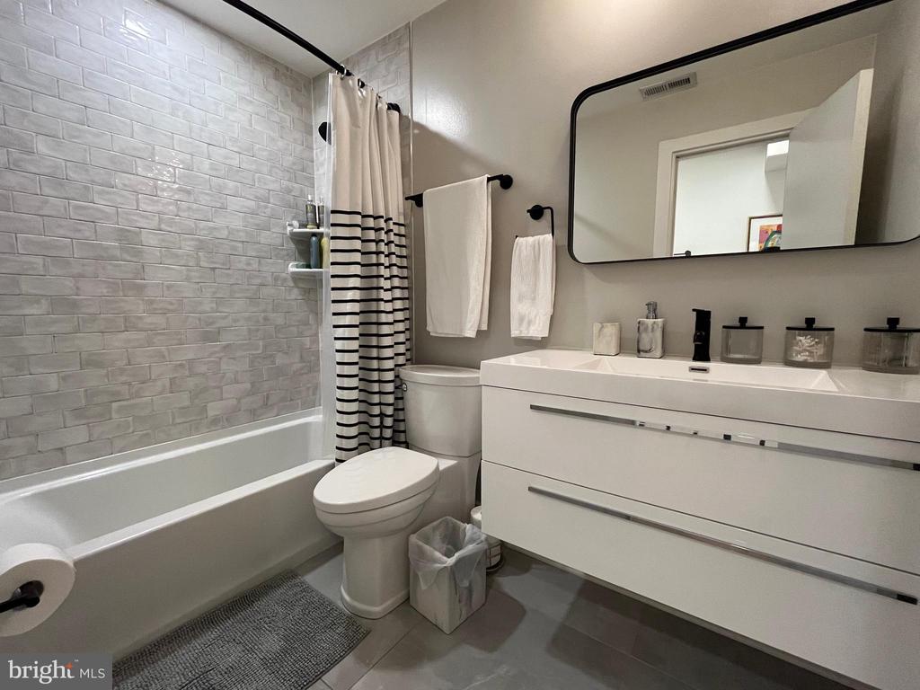 1821 I STREET NE Unit: 5