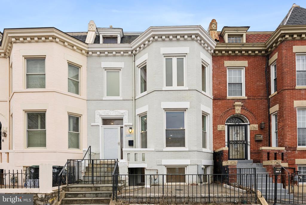 1203 6TH STREET NE