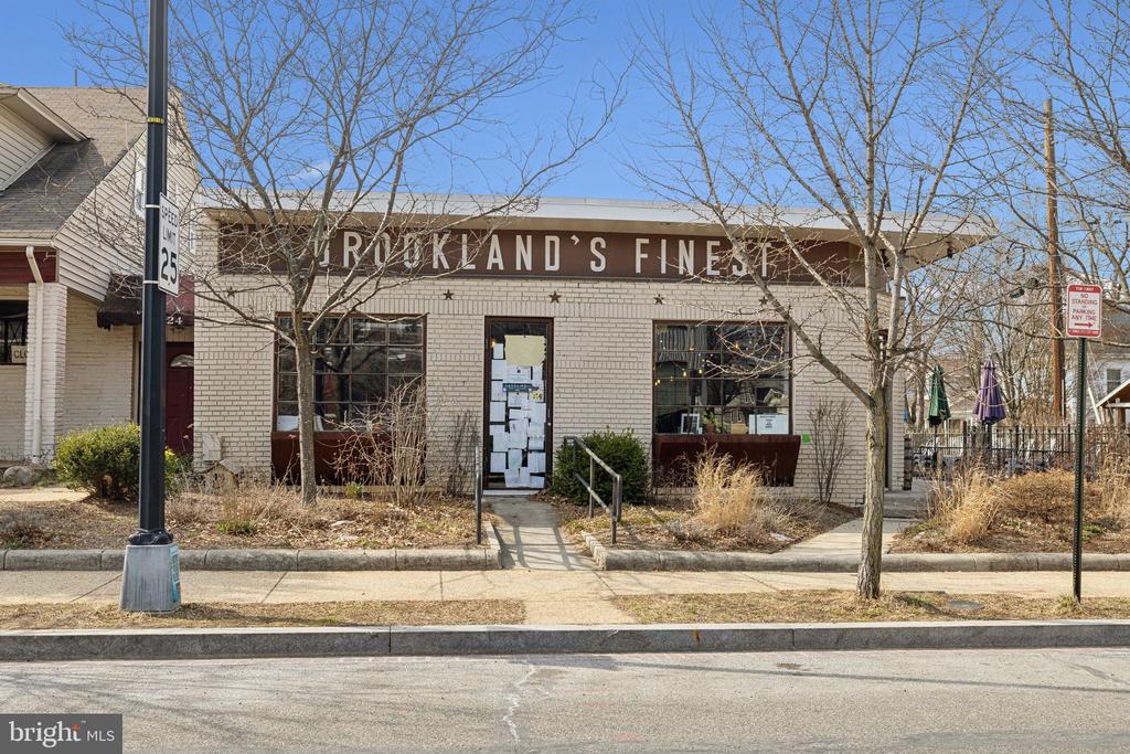 906 IRVING STREET NE