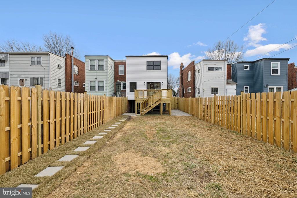 906 IRVING STREET NE