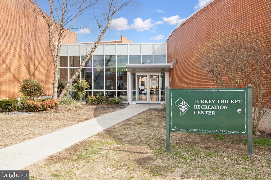 906 IRVING STREET NE