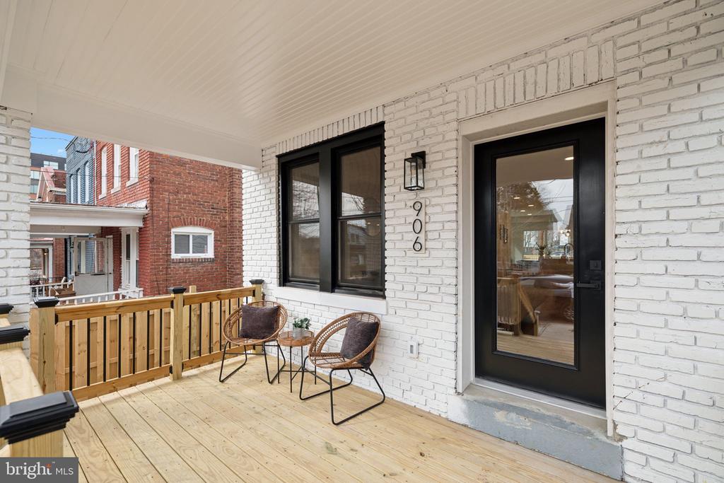 906 IRVING STREET NE