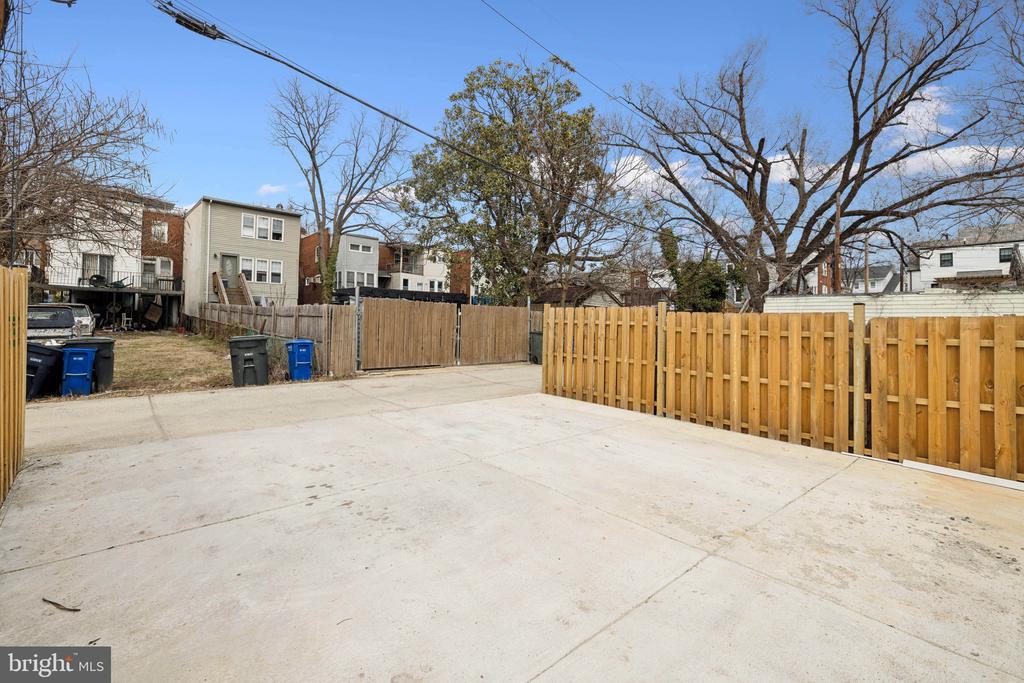 906 IRVING STREET NE