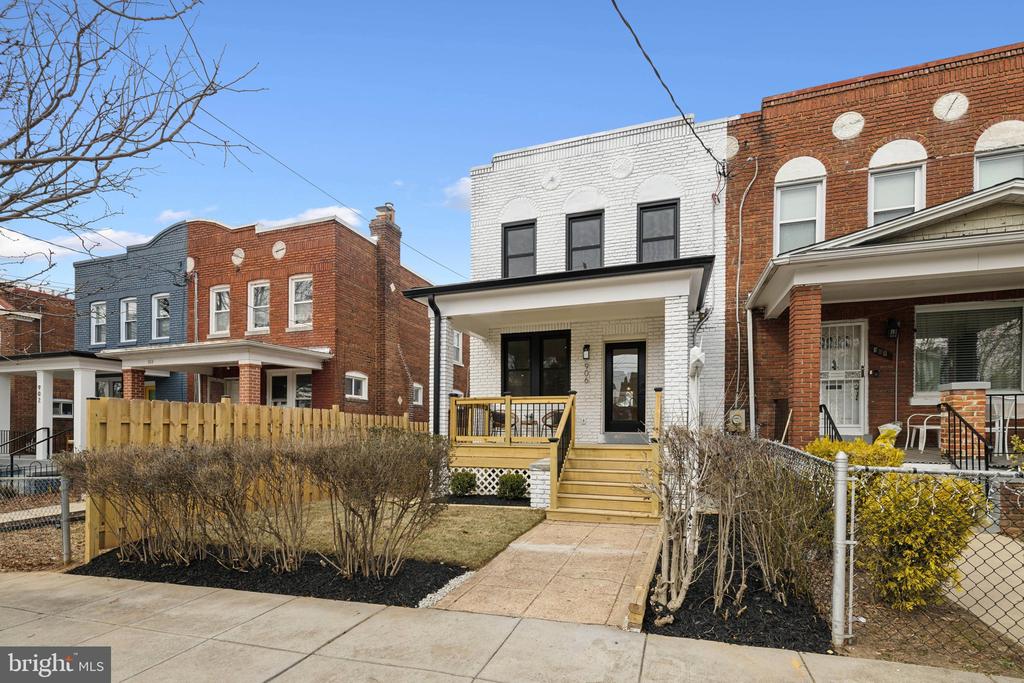 906 IRVING STREET NE